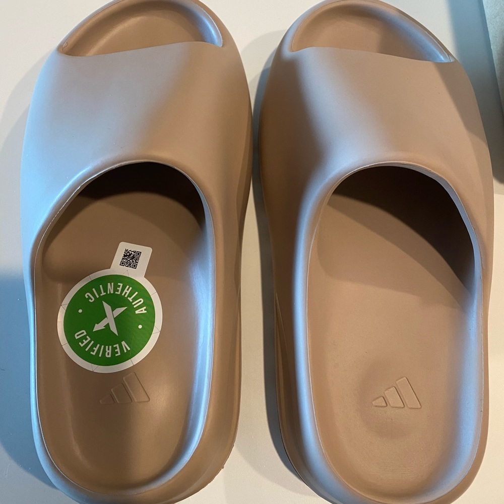 YEEZY Slide PURE